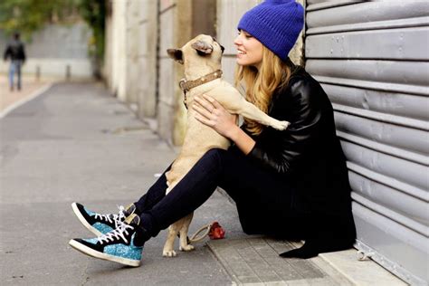 chica follando con perro|Chica folla con su perro intensamente .